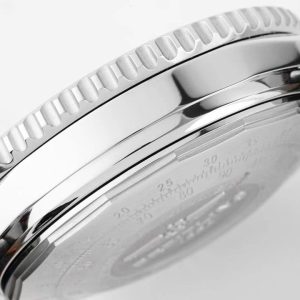 Breitling Navitimer Super Clone Watch | Luxury Replica Cash on Delivery 1143292778 - macro shot